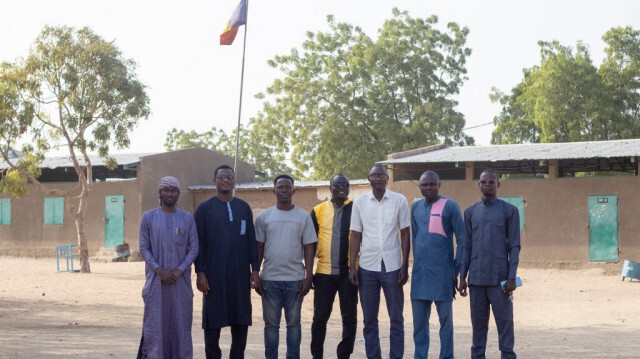 Nan-Arabé Lodoum (3e à gauche), 34 ans, pose avec d'autres membres de l'Association des diplômés chômeurs à N'Djamena le 19 février 2024. 