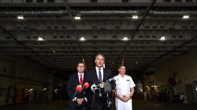 Le ministre australien de la Défense, Richard Marles et Mark Hammond, chef de la marine australienne, lors d'une conférence de presse à bord du navire de la marine australienne HMAS Canberra à Sydney le 20 février 2024.