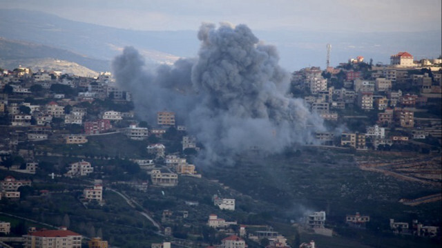 De la fumée s'élève suite aux attaques de l'armée israélienne dans la ville de Khiyam du gouvernorat de Nabatieh dans le sud du Liban.