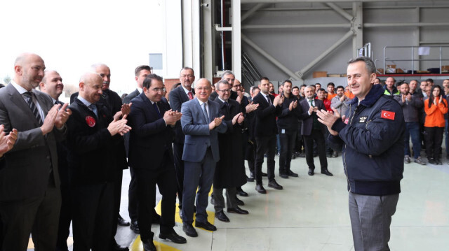 Savunma Sanayii Başkanı Haluk Görgün, KAAN'ın ilk uçuşu sonrası test pilotları ve proje ekibiyle görüştü.