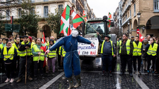 Les agriculteurs souhaitent pouvoir "répercuter les coûts de production sur le prix final de leurs produits afin de ne pas vendre à perte" et réclament un meilleur "contrôle des importations" en Espagne.