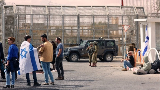 Des soldats de l'armée israélienne montent la garde près de la barrière frontalière avec l'Égypte au poste frontière de Nitzana, dans le sud d'Israël, le 18 février 2024.