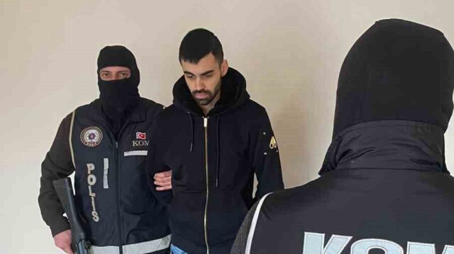 İzmir'de, uyuşturucu madde ticareti suçundan Interpol'de kırmızı bültenle arama kaydı bulunan şüpheli yakalandı.