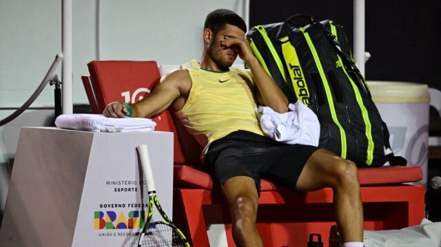 Le tennisman espagnol, Carlos Alcaraz, suite à sa blessure lors du match de tennis ATP 500 Rio Open contre Carlos Monteiro, à Rio de Janeiro, Brésil, le 20 février 2024.

