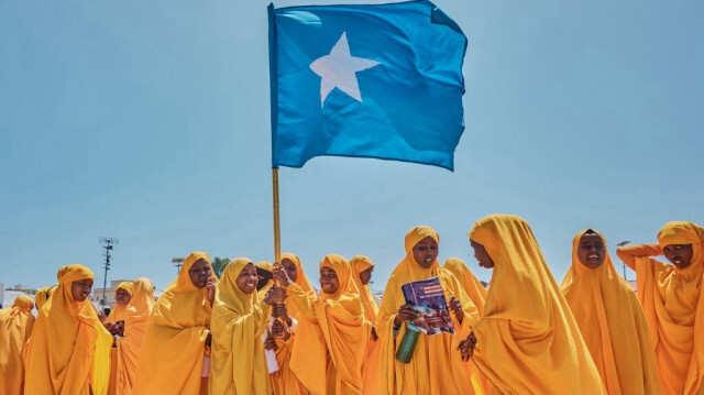 Des étudiants brandissent un drapeau somalien lors d'une manifestation de soutien au gouvernement somalien suite à l'accord portuaire signé entre l'Éthiopie et la région sécessionniste du Somaliland au stade Eng Yariisow à Mogadiscio, le 3 janvier 2024. 