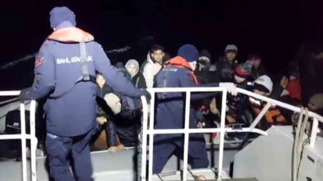 Lastik bot içerisindeki 27'si çocuk, toplamda 54 düzensiz göçmen kurtarıldı
