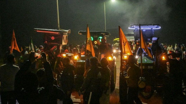 Les agriculteurs à bord de tracteurs se rassemblent lors d'une manifestation exigeant des prix minimaux des cultures près de la frontière de l'État Haryana-Punjab à Shambhu dans le district de Patiala le 20 février 2024.