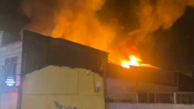 Gaziosmanpaşa'da iş yerinde çıkan yangın söndürüldü