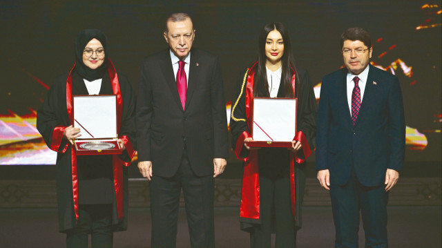 Cumhurbaşkanı Erdoğan, avukatlık mesleğinden geçen 12. Dönem Adli Yargı Hakimi Birincisi Büşra Tuna ile 12. Dönem Adli Yargı Cumhuriyet Savcısı Birincisi Hümeyra Tekir'e plaketlerini verdi.