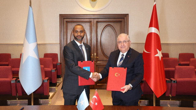 Le ministre turc de la Défense Yasar Guler (à droite) et son homologue somalien Abdulkadir Mohamed Nur (à gauche) lors de la cérémonie de signature de l'accord-cadre de coopération économique et de défense entre les deux pays à Ankara, en Turquie, le 08 février 2024.