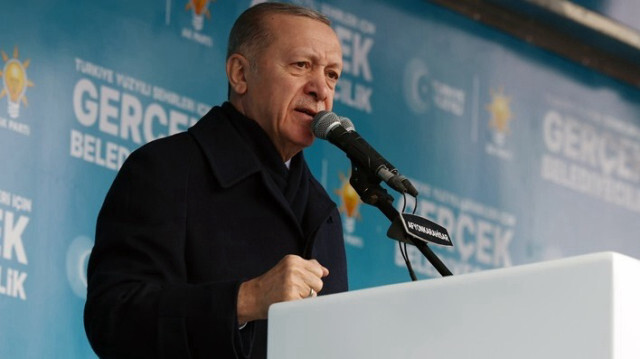 Le Président turc, Recep Tayyip Erdogan s'adresse à la foule lors du rassemblement électoral de son parti avant les élections municipales à Afyonkarahisar, en Turkiye, le 21 février 2024.