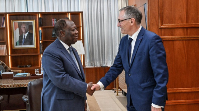 Le président ivoirien, Alassane Ouattara et l'envoyé personnel du président français Emmanuel Macron pour l'Afrique, Jean-Marie Bockel lors d'une rencontre au palais présidentiel d'Abidjan, en Côte d'Ivoire, le 21 février 2024.