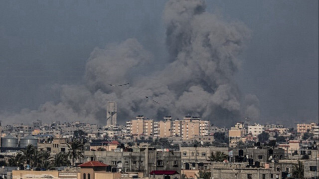 De la fumée s'échappe suite à un bombardement israélien sur Khan Younes dans le sud de la bande de Gaza.