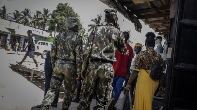 Deux soldats patrouillent sur le marché du quartier de Natite à Pemba, le 7 janvier 2023.