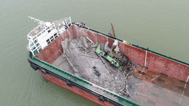 Un porte-conteneurs vide circulait entre Foshan et Canton, capitale provinciale du Guangdong (sud) lorsqu'il a percuté le pont vers 05H30 du matin (mercredi 21H30 GMT), a indiqué le bureau des affaires maritimes de Canton le 22 février 2024.