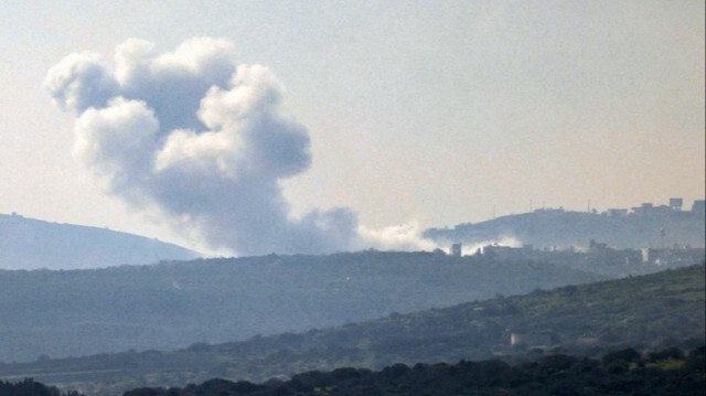 De la fumée s'élève le long de la frontière israélienne avec le Sud-Liban lors d'un bombardement israélien, le 22 février 2024.