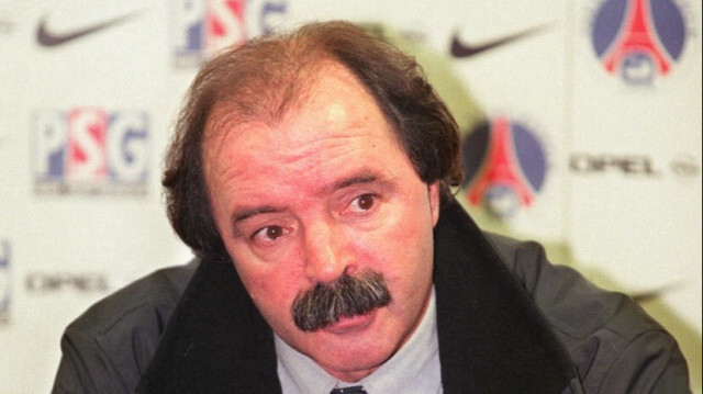 L'entraîneur portugais du PSG, Artur Jorge, lors d'une conférence de presse au centre d'entraînement "Camp des Loges" du club à Saint-Germain-en-Laye, dans le nord-ouest de Paris, le 28 décembre 1998.