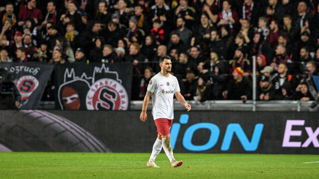 Le joueur de Galatasaray, Kaan Ayhan, au moment de son expulsion lors du match retour des barrages de l'UEFA Europa League entre Galatasaray et le Sparta Prague, au stade Letna de Prague, le 22 février 2024.