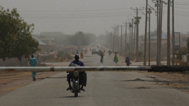 Un homme s'approche à moto de la frontière fermée entre le Niger et le Nigéria à Jibia, le 17 février 2024. 