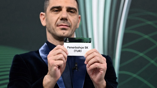 L'ancien footballeur international grec Kostas Katsouranis tient le bout de papier du Fenerbahce SK, lors du tirage au sort des huitièmes de finale du tournoi de football de l'UEFA Conference League 2023-2024, à Nyon, le 23 février 2024.