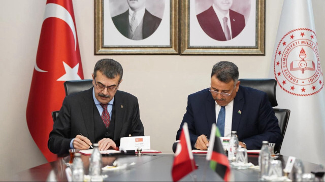 Министр национального образования Юсуф Текин (слева) встретился с министром технического и профессионального образования Ливии Яхлифом Саидом Эль Сифавом (справа), который находится в Турции для проведения различных встреч. 