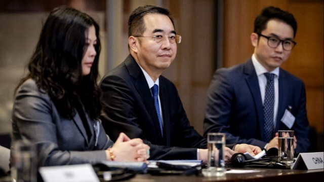 Le directeur général du département des traités et du droit du ministère chinois des affaires étrangères, Ma Xinmin (C) assiste à une audience à la Cour internationale de justice (CIJ) à La Haye aux Pays-Bas, le 22 février 2024. 