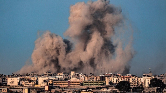 Des volutes de fumée lors d'un bombardement israélien à Khan Younès dans le sud de la bande de Gaza, le 22 février 2024.