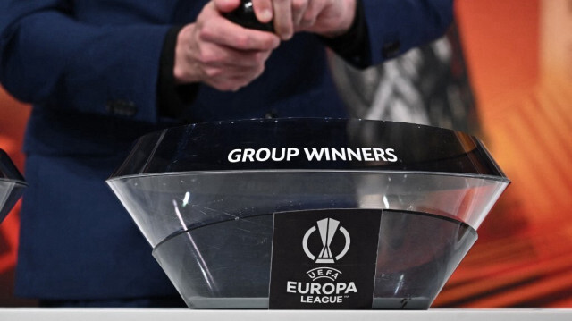 Tirage lors du tirage au sort des huitièmes de finale du tournoi de football de l'UEFA Europa League 2023-2024, à Nyon, le 23 février 2024.