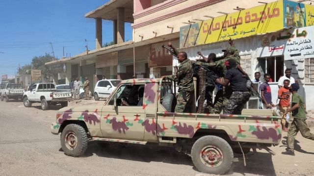 Des soldats soudanais à bord d'un camion pick-up équipé d'une mitrailleuse dans une rue de la ville de Gedaref, au Soudan, le 14 janvier 2024, au milieu du conflit en cours au Soudan entre l'armée et les paramilitaires.