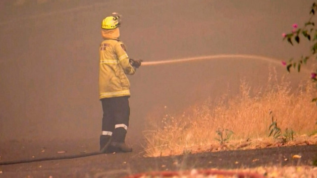 L'incendie, situé à deux heures de route au nord-ouest de la capitale Melbourne, a déjà ravagé environ 10.000 hectares de forêts et de terres agricoles. Un millier de pompiers ont été déployés.
