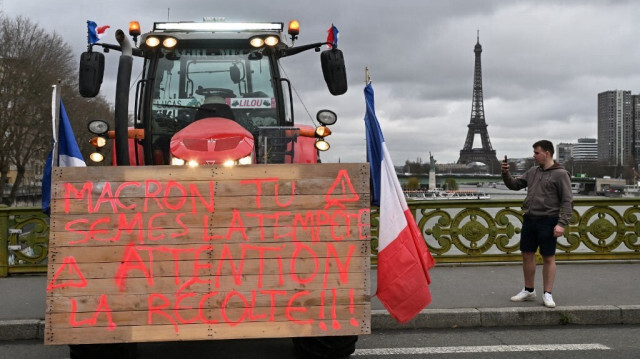 Les agriculteurs manifestent sur le Pont Mirabeau avant l'ouverture du 60e Salon international de l'agriculture, à l'ouest de Paris, en France, le 23 février 2024.