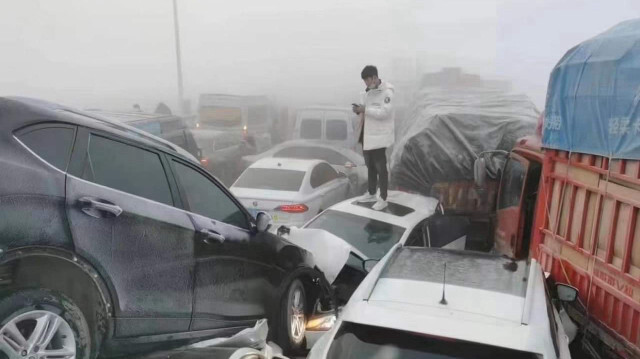 Au moins un mort et des dizaines de blessés dans un gigantesque carambolage impliquant plus de 200 véhicules sur un pont à Zhengzhou, en Chine, le 23 février 2024.