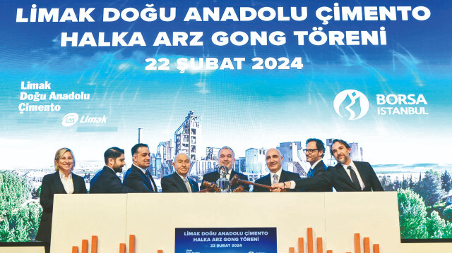 imak Doğu Anadolu Çimento’nun işleme başlama gongunu Borsa İstanbul Genel Müdürü Korkmaz Ergun, Limak Şirketler Grubu Onursal Başkanı Nihat Özdemir, Yönetim Kurulu Başkanı Ebru Özdemir ve Halkbank Genel Müdürü Osman Arslan ve grup yöneticileri birlikte çaldı.