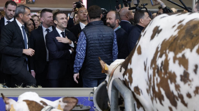 Le président français Emmanuel Macron lors de sa visite du 60e Salon international de l'agriculture, au parc des expositions de la Porte de Versailles, à Paris, le 24 février 2024.