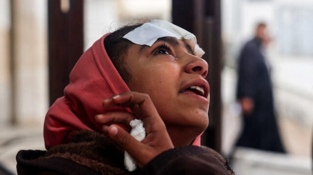 Une jeune fille blessée pleure ses proches tués lors d'un bombardement israélien, devant l'hôpital Al-Najjar à Rafah, dans le sud de la bande de Gaza, le 23 février 2024.