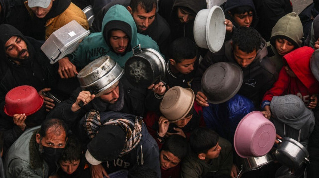 Des Palestiniens reçoivent des rations alimentaires à un point de don dans un camp de personnes déplacées à Rafah, dans le sud de la bande de Gaza, le 2 février 2024.