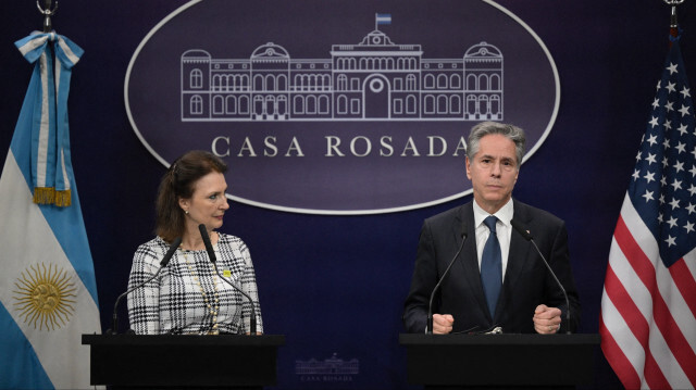 Le secrétaire d'État américain Antony Blinken (à droite) s'adressant à la ministre argentine des Affaires étrangères Diana Mondino lors d'une conférence de presse conjointe après sa rencontre avec le président Javier Milei au palais présidentiel Casa Rosada à Buenos Aires, le 23 février 2024.