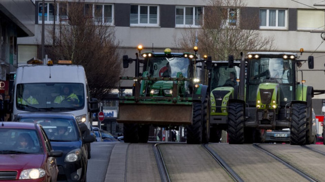 Des agriculteurs de la Fédération nationale des syndicats d'exploitants agricoles (FNSEA) et du syndicat Jeunes Agriculteurs (JA) conduisent leurs tracteurs lors d'une manifestation au Mans, dans l'ouest de la France, le 23 février 2024.