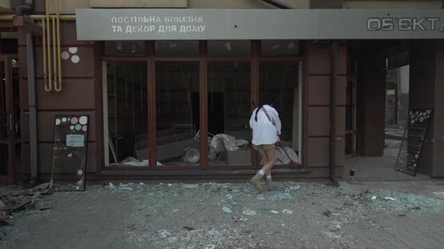 Des habitants de Kherson nettoient du verre brisé après qu'une frappe russe a endommagé une partie centrale de la ville de Kherson, dans le sud de l'Ukraine. (archive)