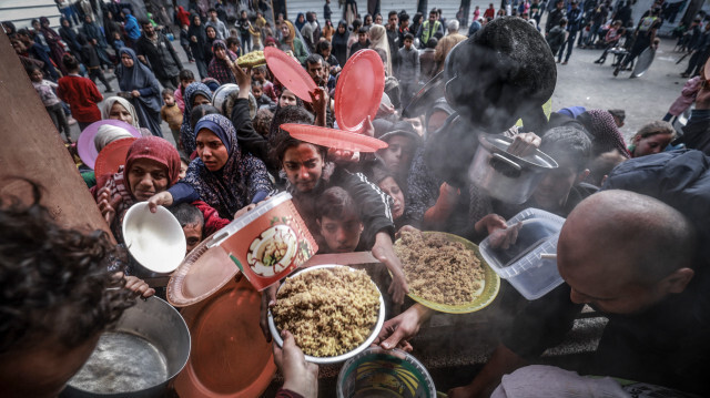 Des Palestiniens déplacés se rassemblant pour recevoir de la nourriture dans une école publique à Rafah, dans le sud de la bande de Gaza, le 19 février 2024.