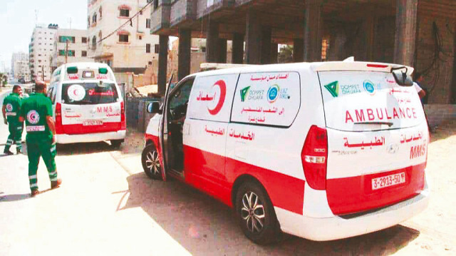 Ambulanslar, Mısır'daki Refah Kapısı üzerinden Gazze'ye gitmek için yola çıktı.