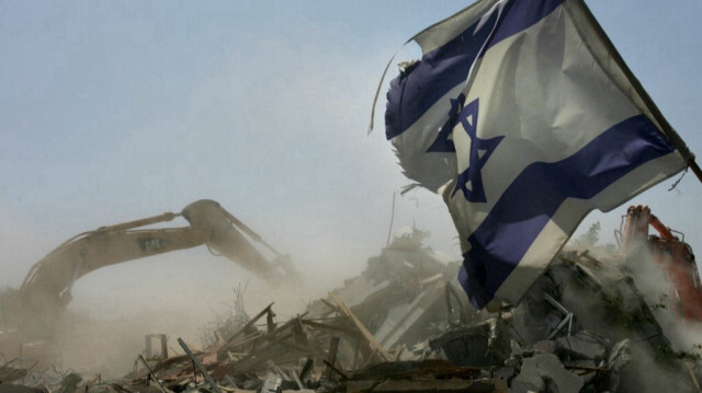 Un bulldozer israélien démolit une maison abandonnée dans l'ancienne colonie de la bande de Gaza de Neve Dekalim. (archive)