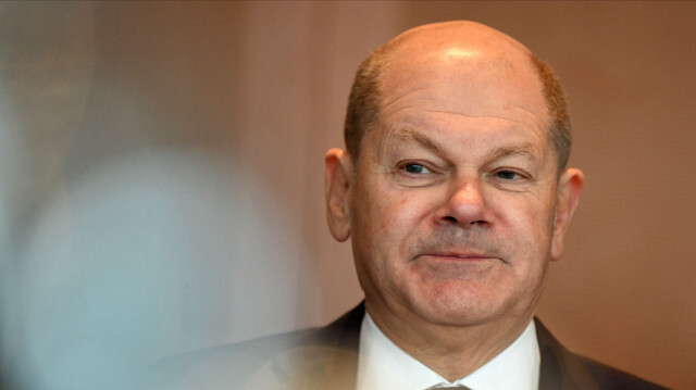 Le chancelier allemand Olaf Scholz arrivant à la réunion hebdomadaire du cabinet le 21 février 2024 à la Chancellerie à Berlin.