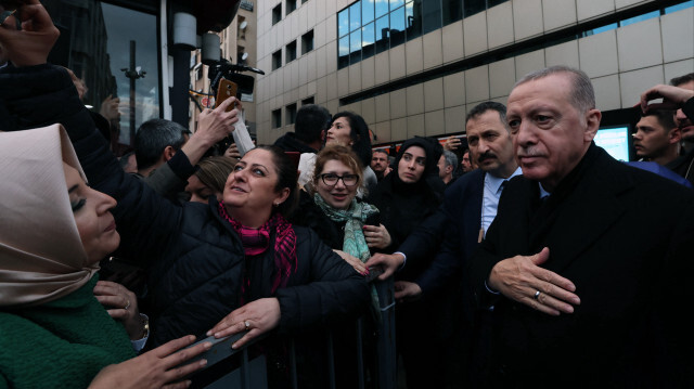 Le président Recep Tayyip Erdoğan saluant ses co-citoyens à Balıkesir, où il est venu assister à divers programmes, le 24 février 2024.