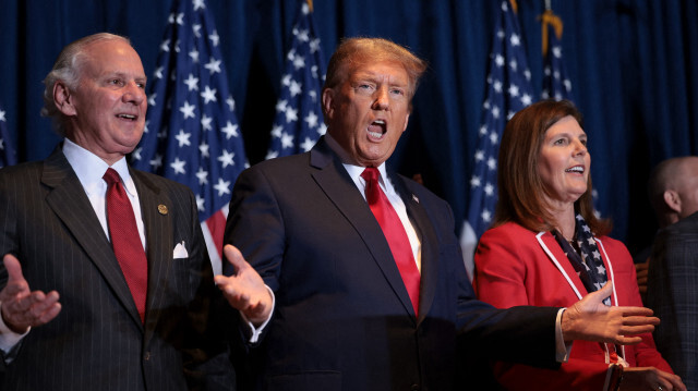  Le candidat républicain à la présidence et ancien président Donald Trump s'adressant à ses partisans lors d'une soirée électorale au State Fairgrounds le 24 février 2024 à Columbia, en Caroline du Sud. 