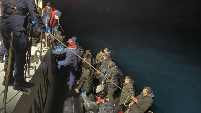 Ayvalık açıklarında 110 düzensiz göçmen yakalandı