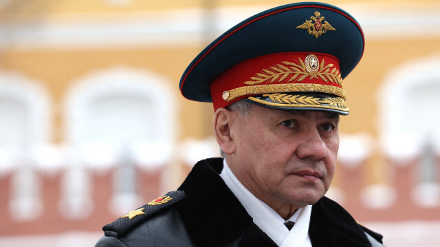 Le ministre russe de la Défense, Sergei Shoigu, assistant à une cérémonie de dépôt de gerbes sur la tombe du soldat inconnu près du mur du Kremlin, à l'occasion de la Journée du défenseur de la patrie, à Moscou, le 23 février 2024.