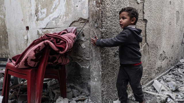 Un enfant se fraye un chemin dans une allée couverte de décombres, après un bombardement israélien nocturne à Rafah, dans le sud de la bande de Gaza, le 25 février 2024.