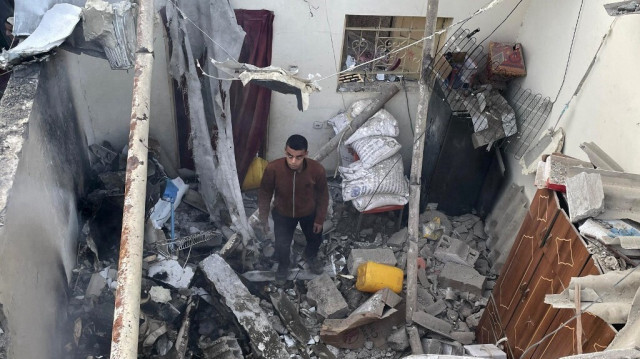 Un homme récupère des objets dans sa maison endommagée suite à un bombardement israélien à Rafah, dans le sud de la bande de Gaza, le 25 février 2024.