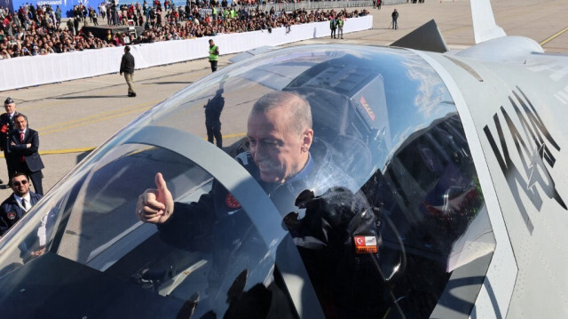 Le président turc Recep Tayyip Erdogan est assis dans le cockpit de l'avion de combat national turc TF-X, qu'il a baptisé "KAAN", dans le district de Kahramankazan à Ankara, le 1er mai 2023.